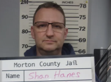 美国堪萨斯银行CEO被“杀猪盘”骗到银行倒闭，被判入狱24年